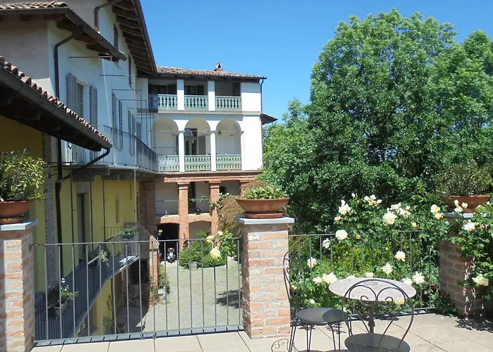 Feriegård La Terrazza Sul Bosco Barolo